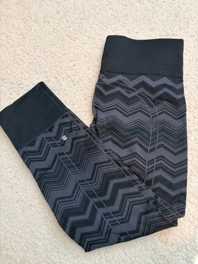 Women’s Lululemon Black Chevron-Pattern Leggings